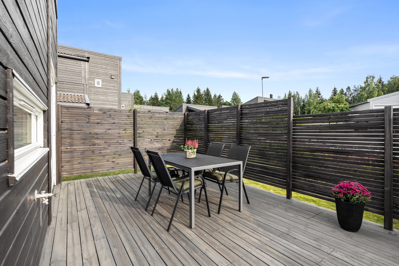 Uteområdene er godt tilpasset barnefamilier og byr på boltreplass for store og små Galleribilde