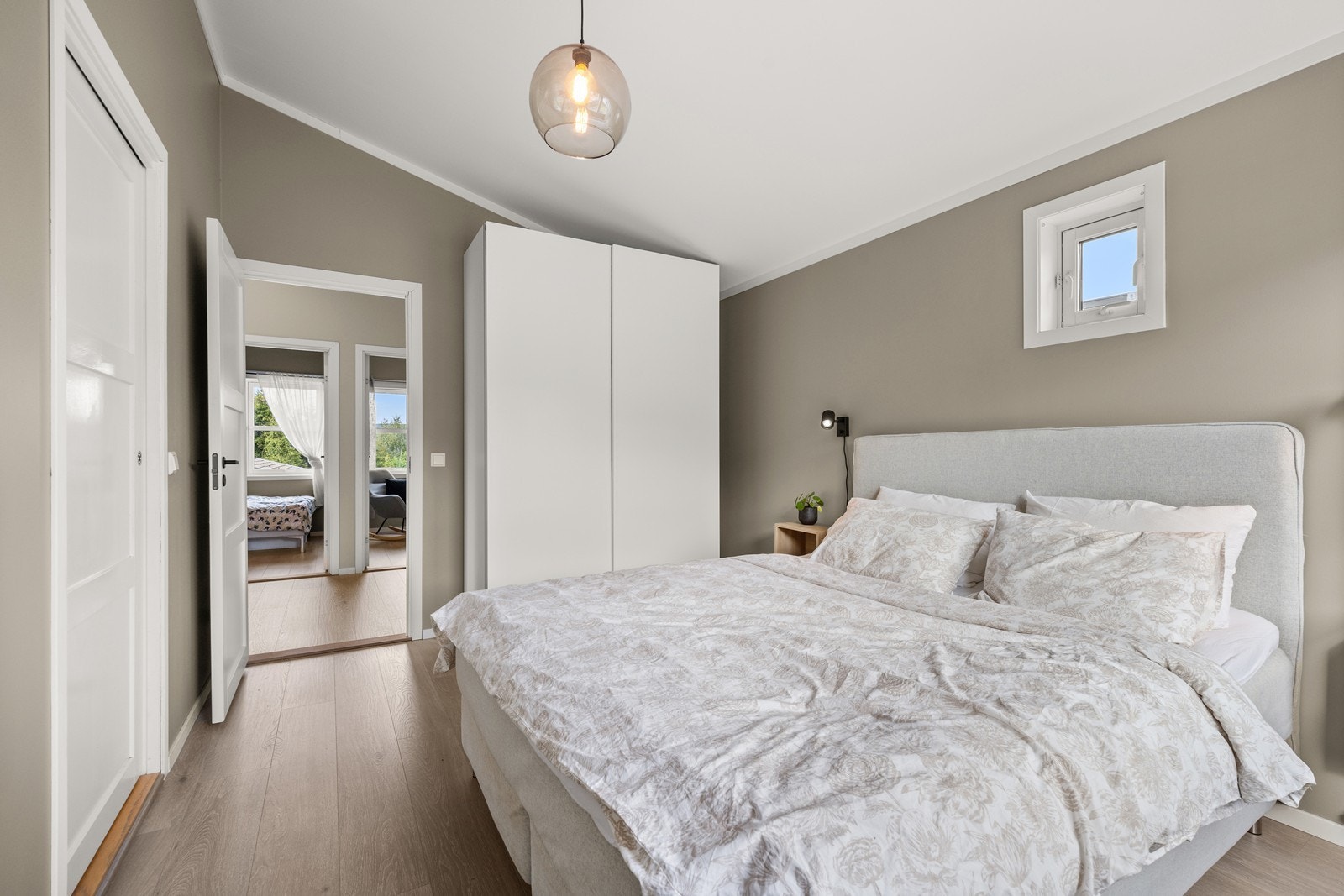 God plass for dobbeltseng, nattbord og garderobeskap Galleribilde