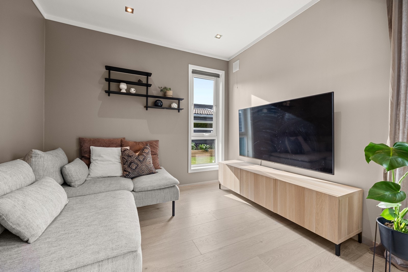 Hyggelig TV-krok med plass for sofagruppe Galleribilde