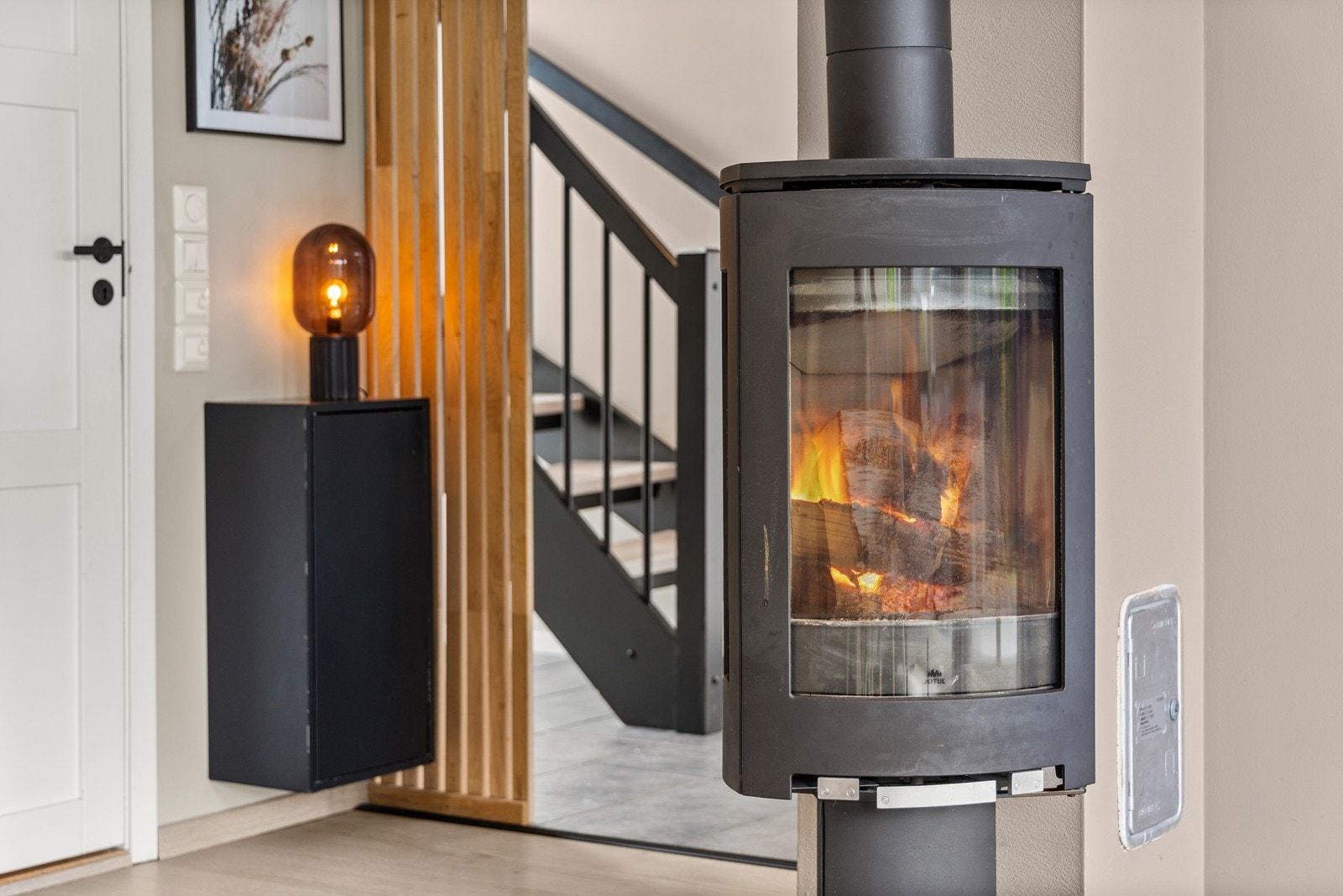 Peisovn som bidrat til en lun atmosfære i oppholdsrommet Galleribilde