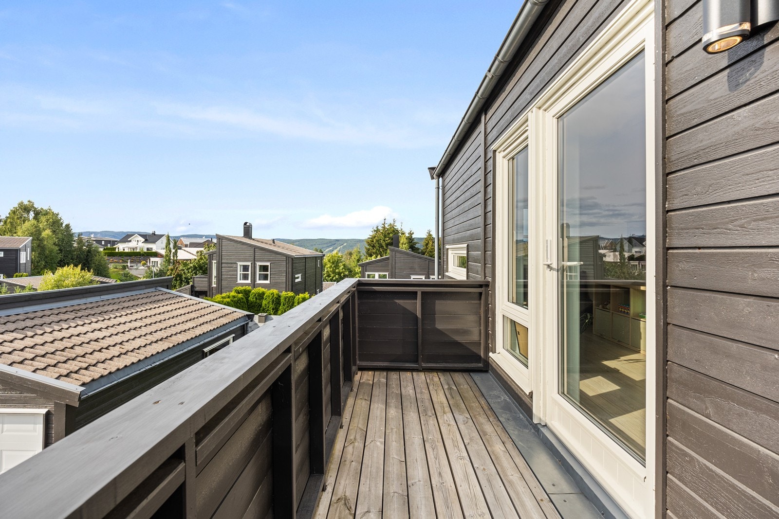 Adkomst til hyggelig balkong fra tv-stuen med fin utsikt Galleribilde