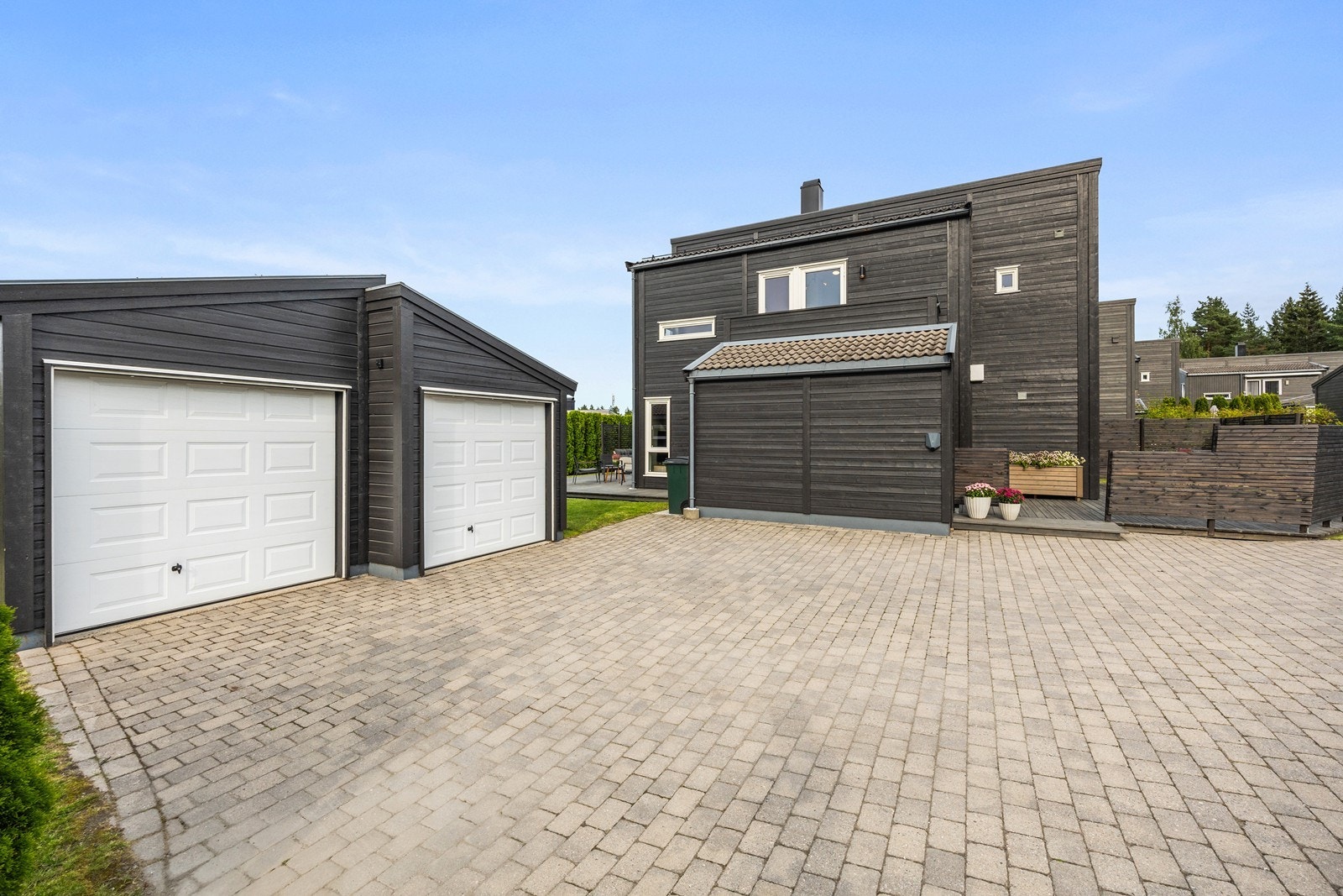 Stor og romslig gårdsplass med gode parkeringsmuligheter samt dobbelgarasje Galleribilde