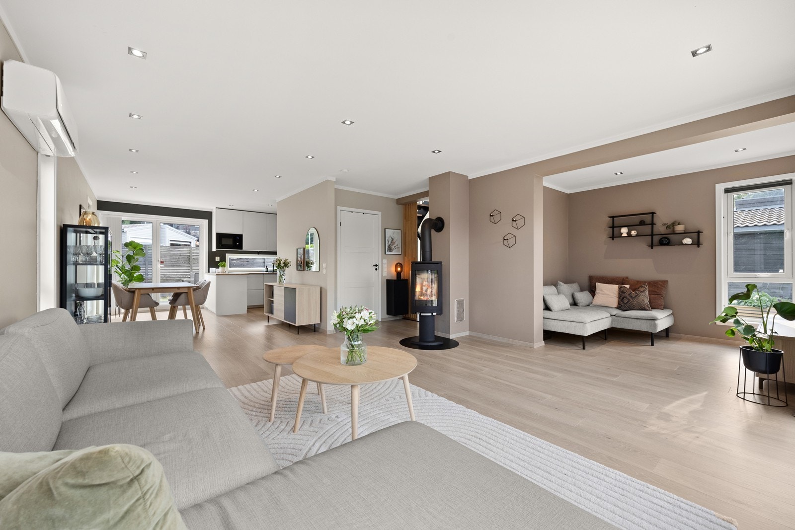 Videre adkomst til stuen som er lys og luftig Galleribilde