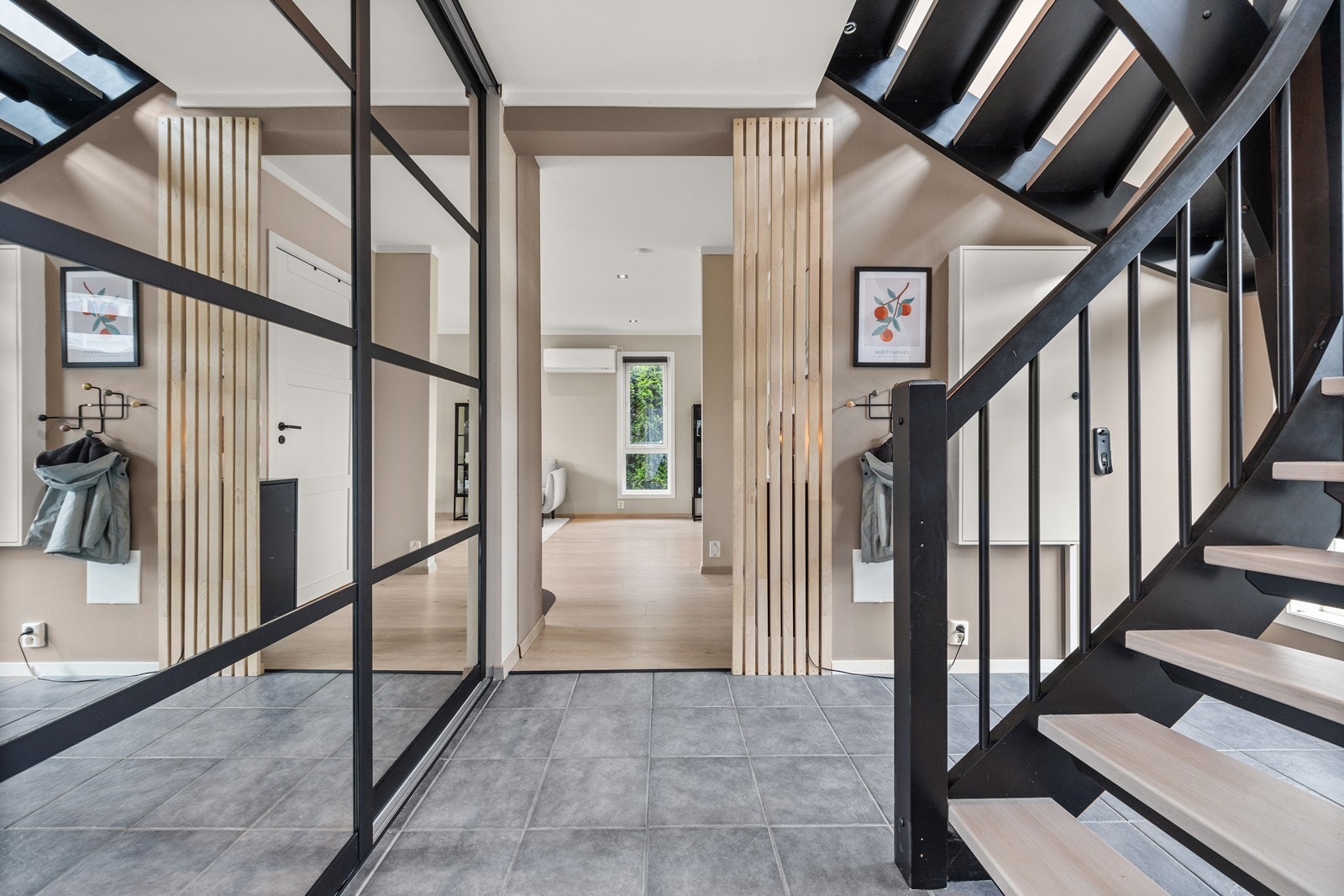 Innbydende entré med gode oppbevaringsmuligheter Galleribilde