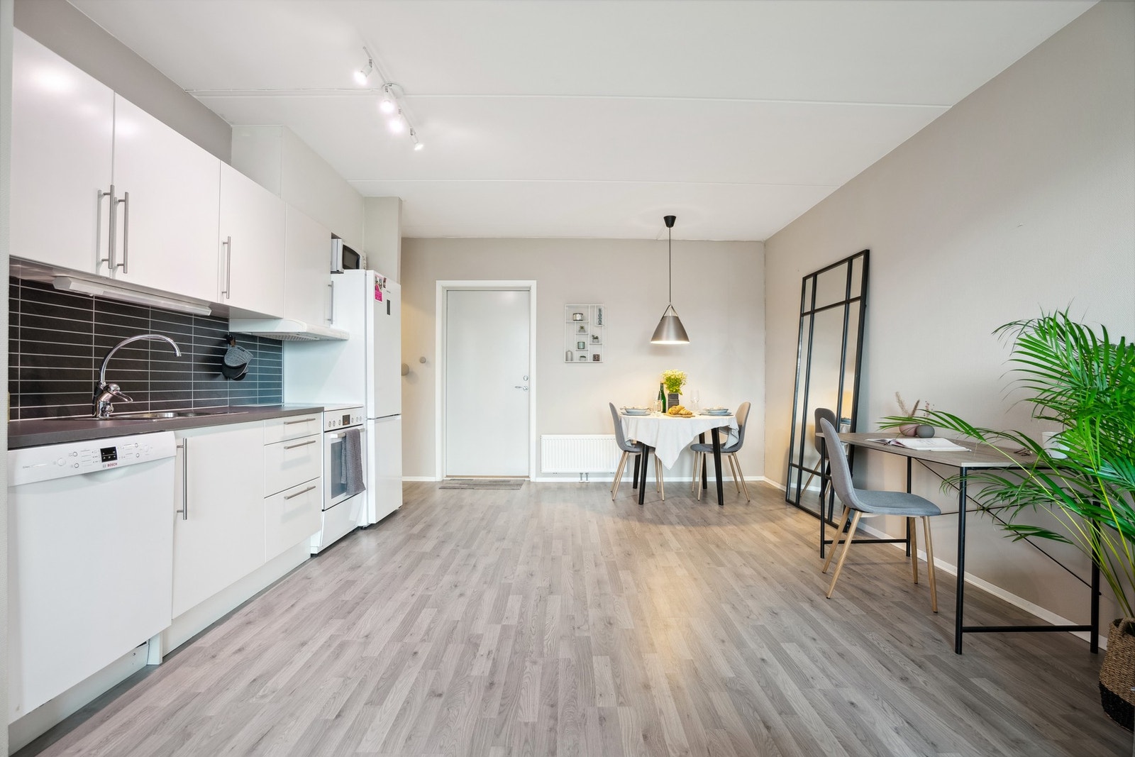 Det er også plass til skrivepult i stuen om man har behov for hjemmekontor Galleribilde