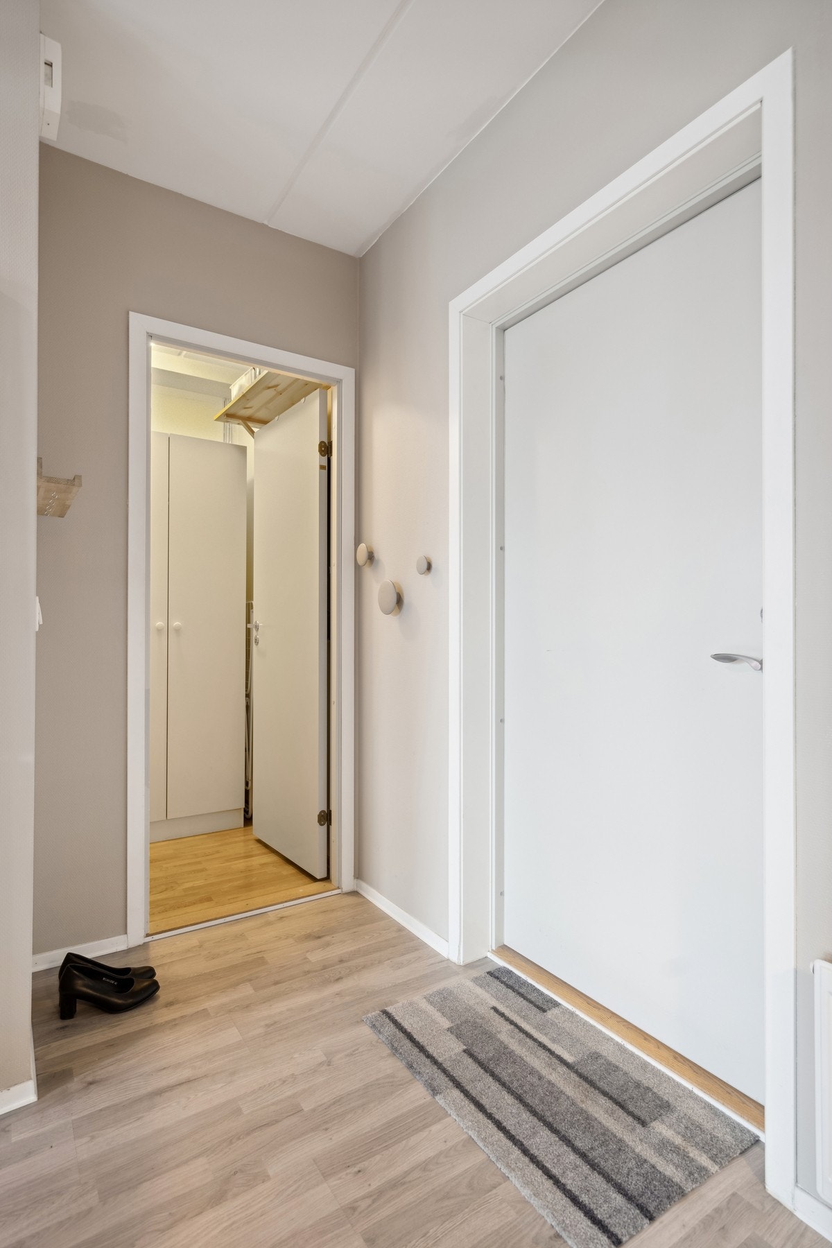 Bod inne i leiligheten som kan benyttes til lagring og garderobe Galleribilde