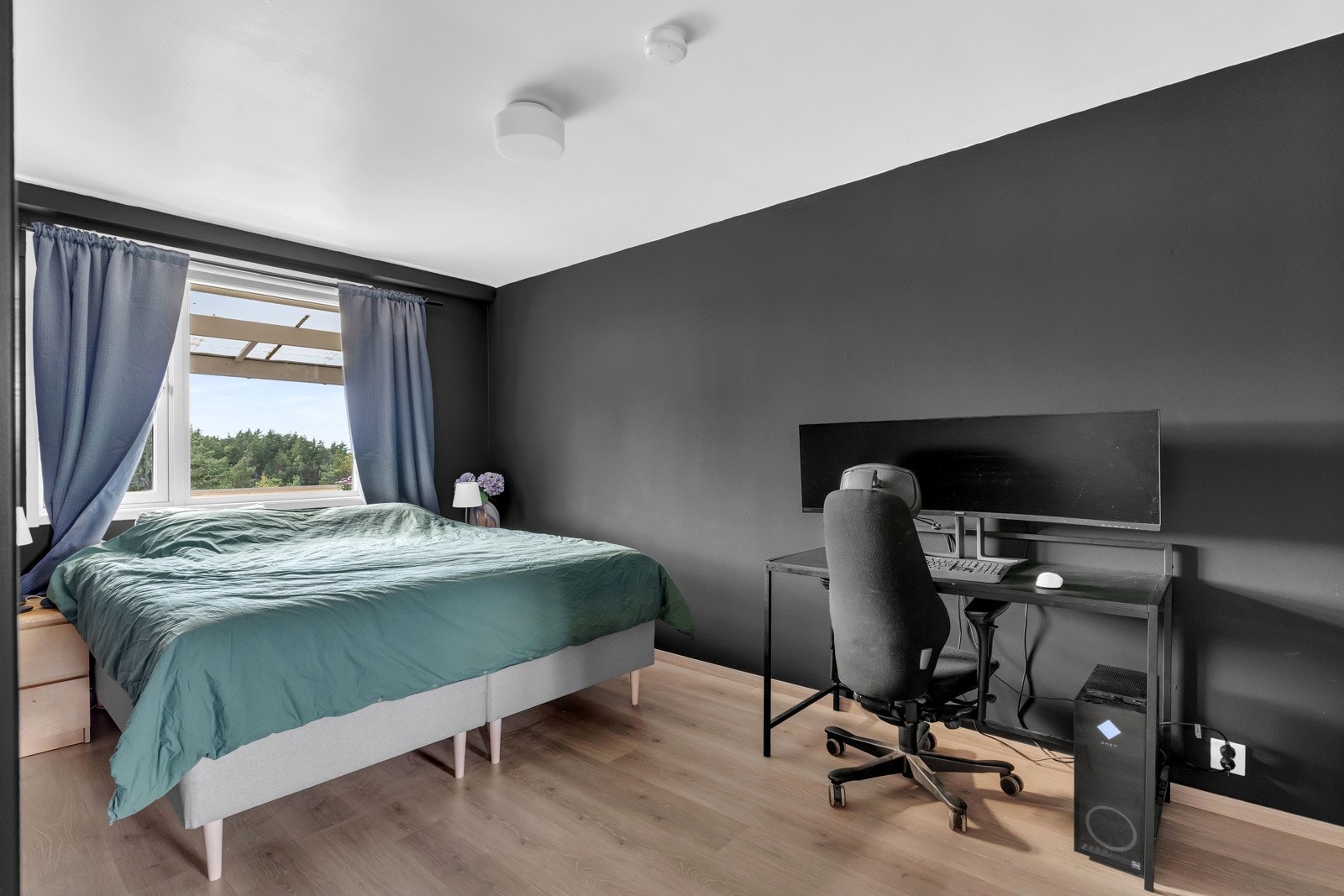 Romslig soverom med god plass til dobbeltseng, kontorpult og garderobeskap. Elektiske rullegardiner på soverom er koblet opp imot IKEA sin Smart hjem løsning. Galleribilde