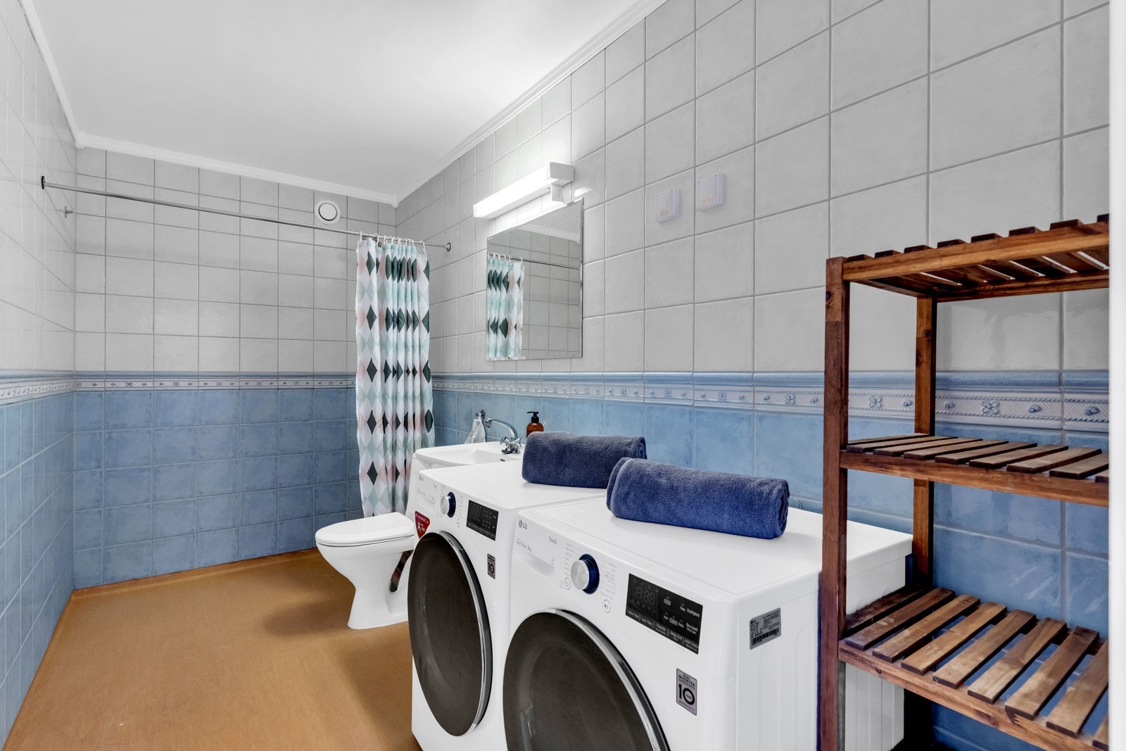 Bad med opplegg for vaskemaskin og tørketrommel. Mekanisk ventilasjon. Galleribilde