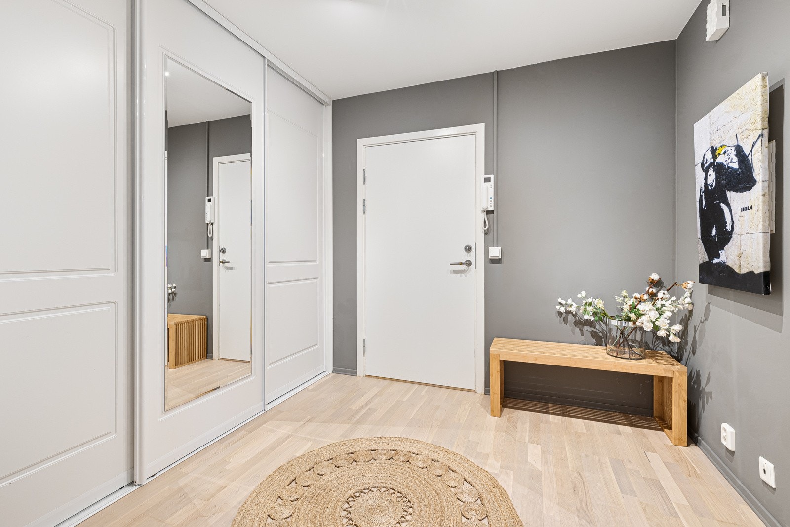 Rikelig med skapplass i skyvedørsgarderobe med speil. Galleribilde