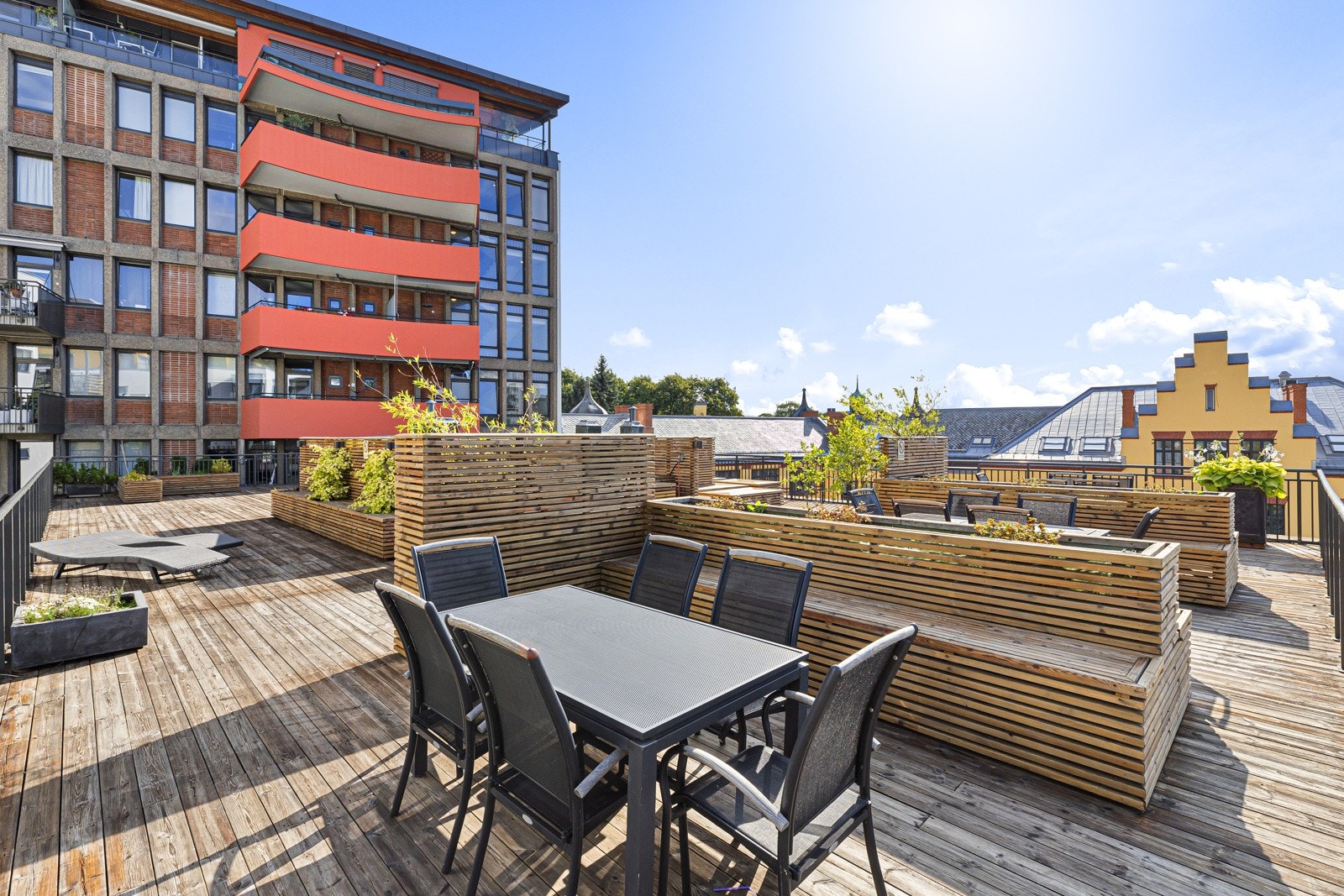 Terrassene er innredet med flere sittegrupper og solstoler. Galleribilde