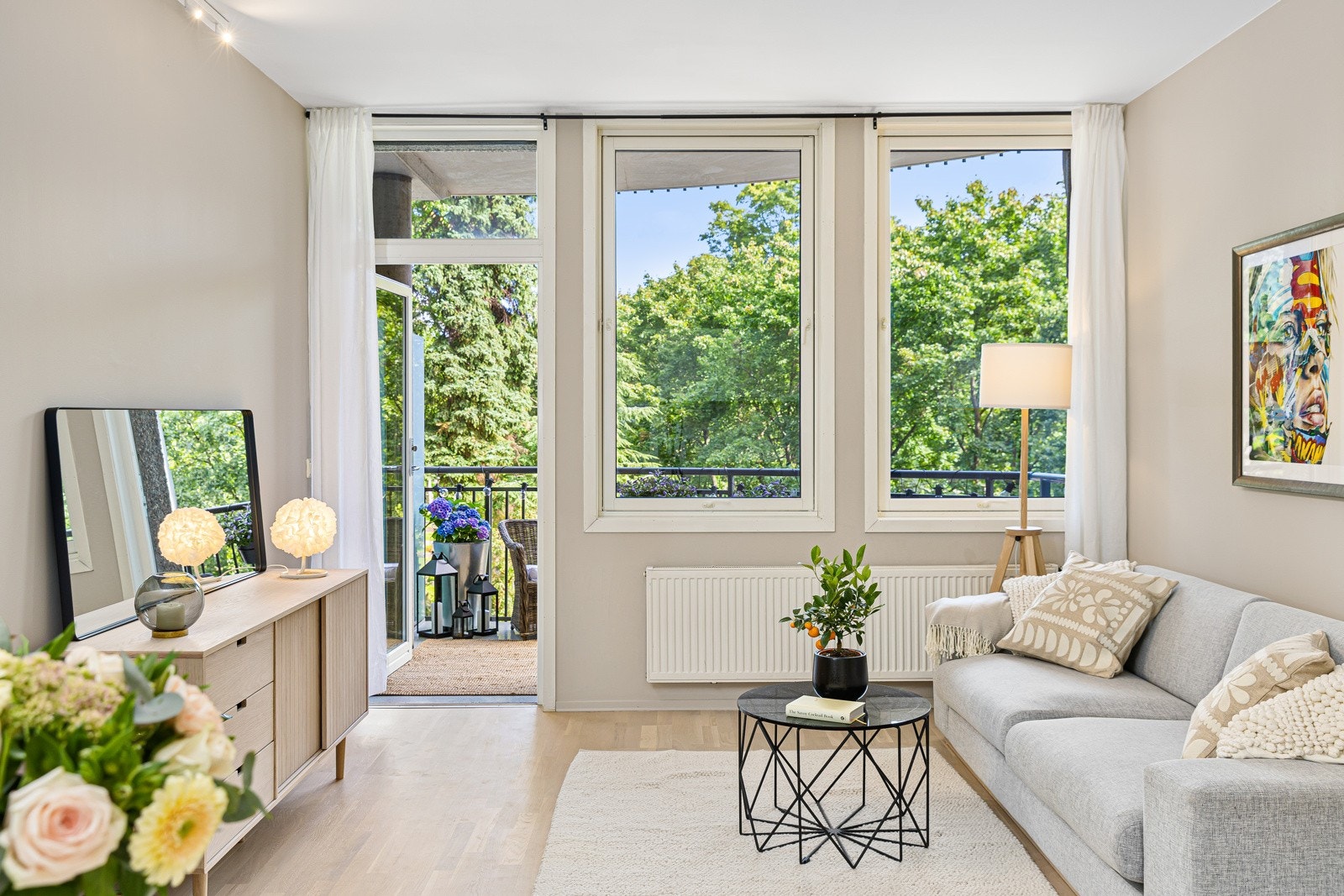 Stuen har fine lysforhold fra store vindusflater. Galleribilde