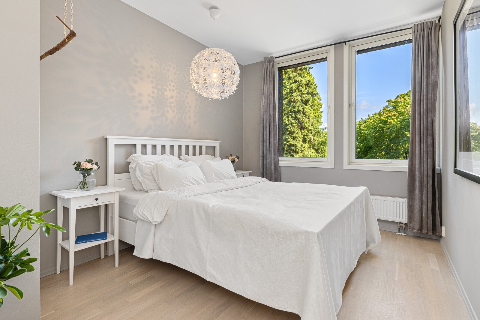 Flott og stort hovedsoverom med store vindusflater som gir rikelig med naturlig lys. Galleribilde