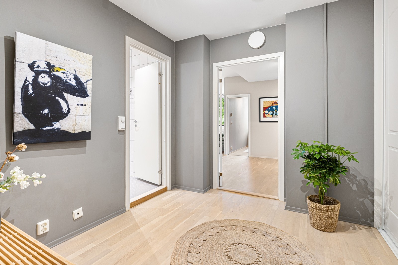 Velkommen inn - En lekker og romslig entré med flott parkett og delikate nymalte overflater. Galleribilde