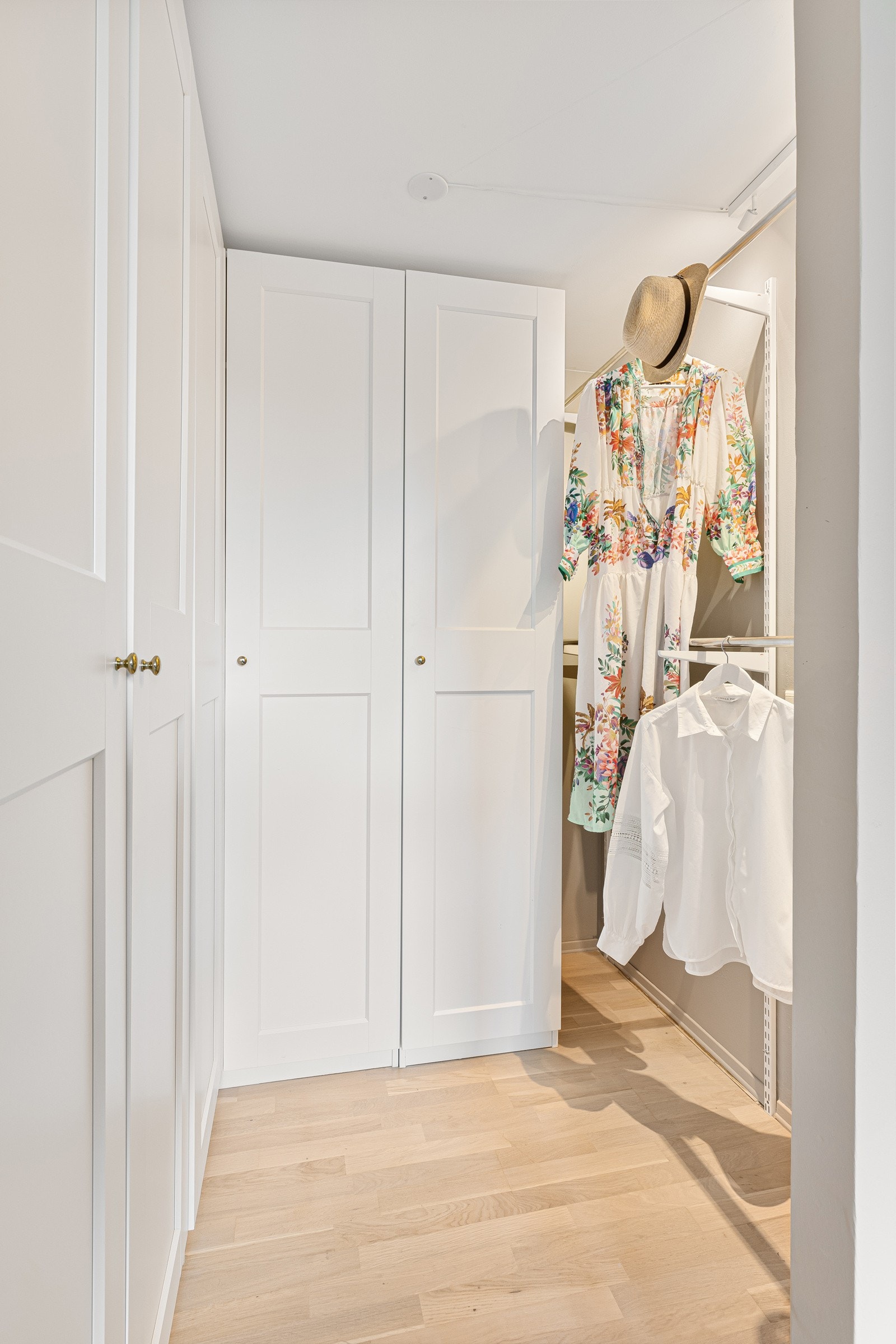 Soverommet har et stort walk-in-closet hvor det er rikelig med skapplass. Galleribilde
