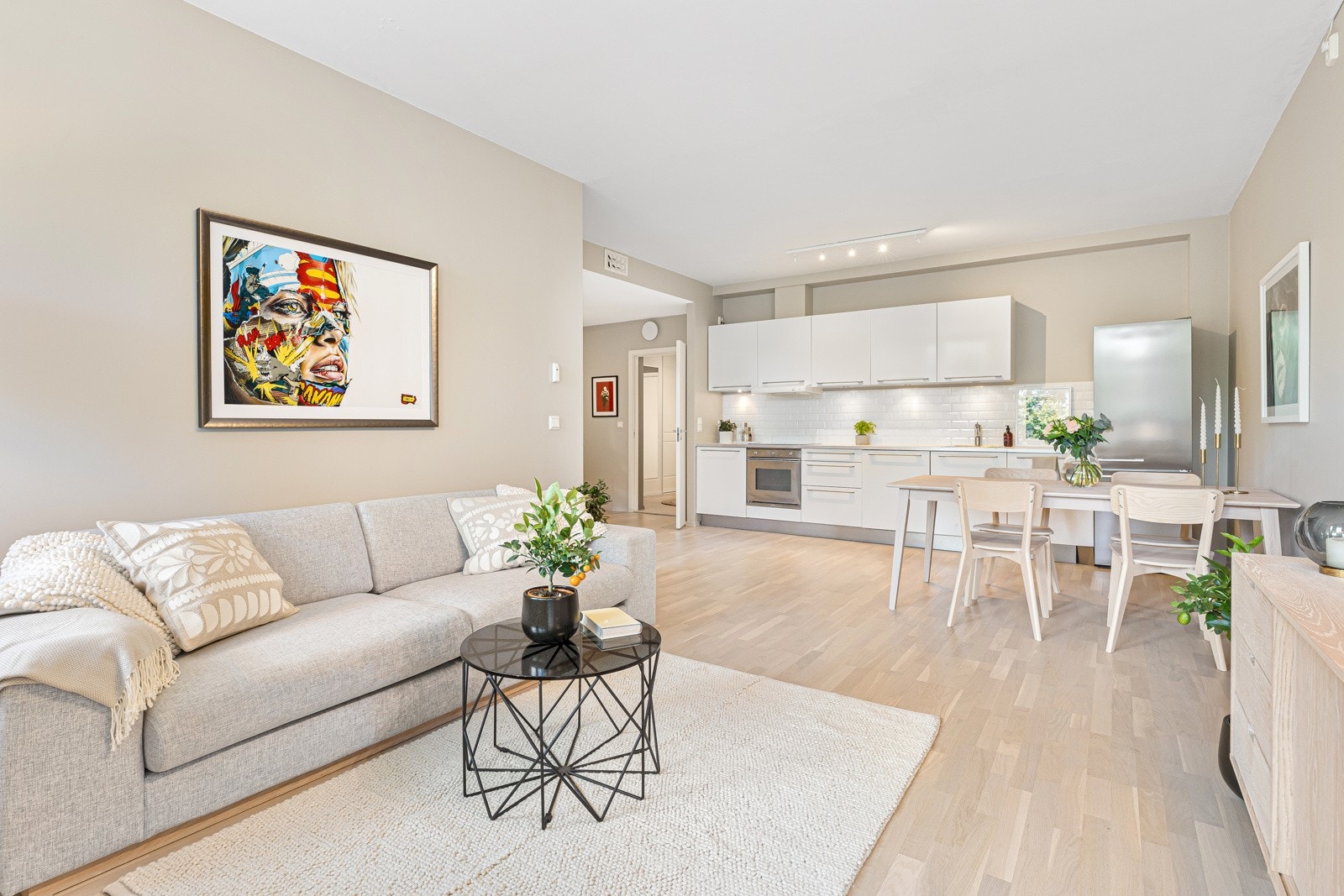 Rommet gir god plass til sofaløsning med tilhørende møblement og stort spisebord. Galleribilde