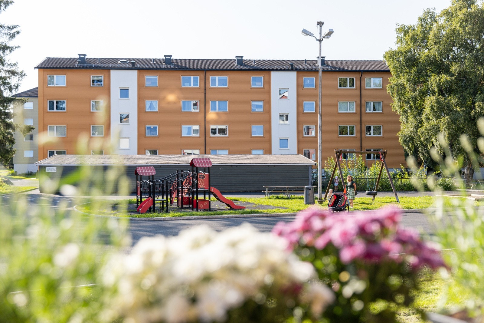 Her kan man slappe av og kose seg samtidig som man holder øye med de minste utenfor. Galleribilde