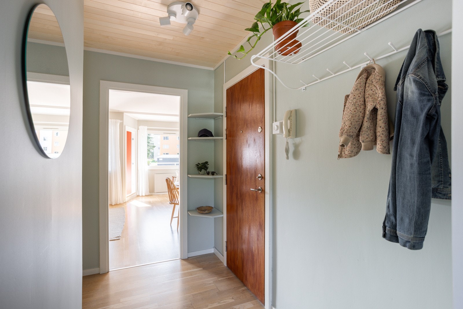 Leiligheten disponerer en romslig kjellerbod på 6 kvm kun en trapp ned. I kjelleren er det også sykkelparkering og plass for barnevogner. Galleribilde