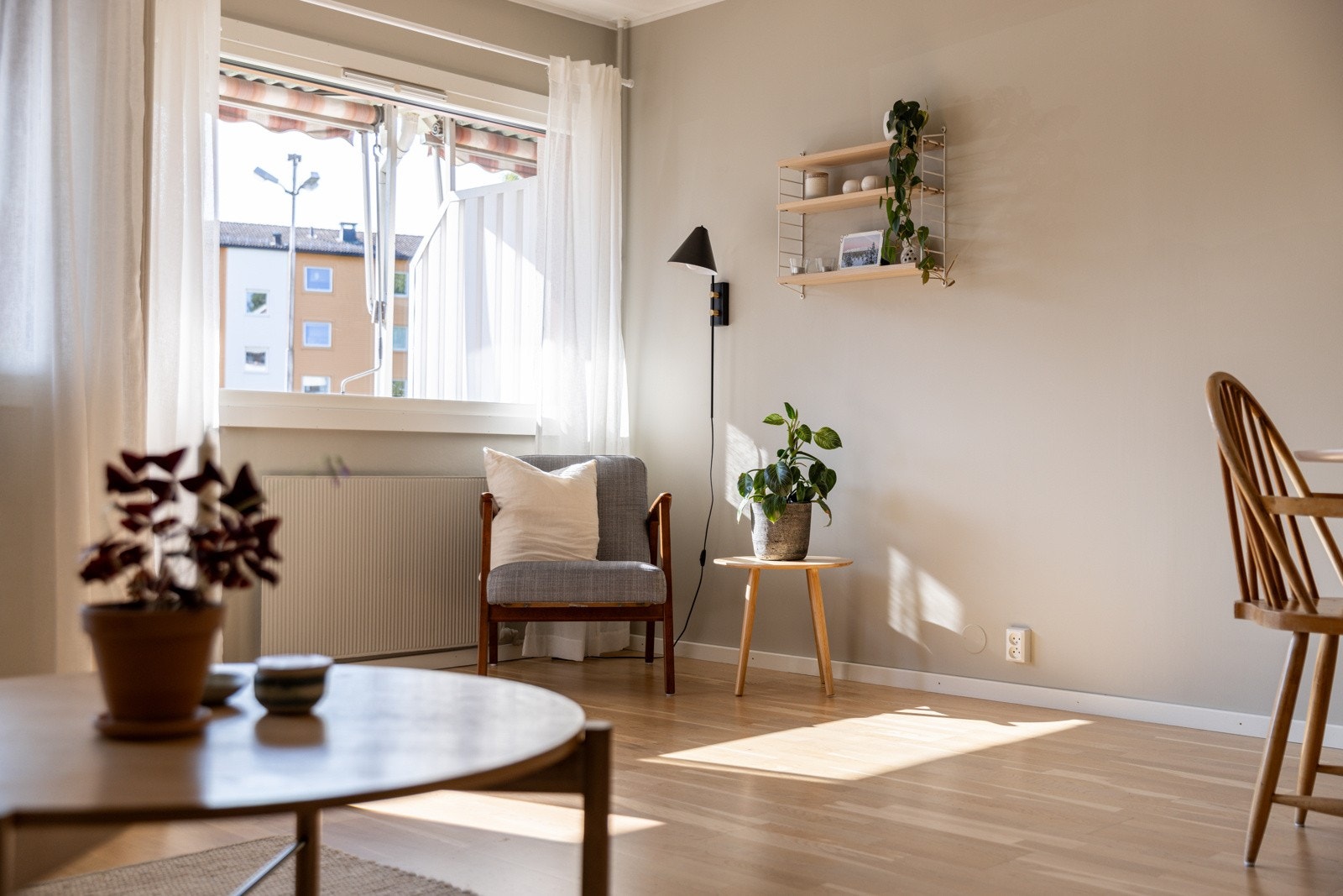 Store vindusflater slipper lyset inn. Samtlige vinduer, samt balkongdøren ble skiftet i 2019. Galleribilde