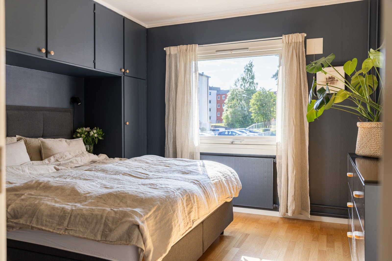 Soverommet har plass til stor dobbeltseng og øvrig soveromsmøblement. Galleribilde