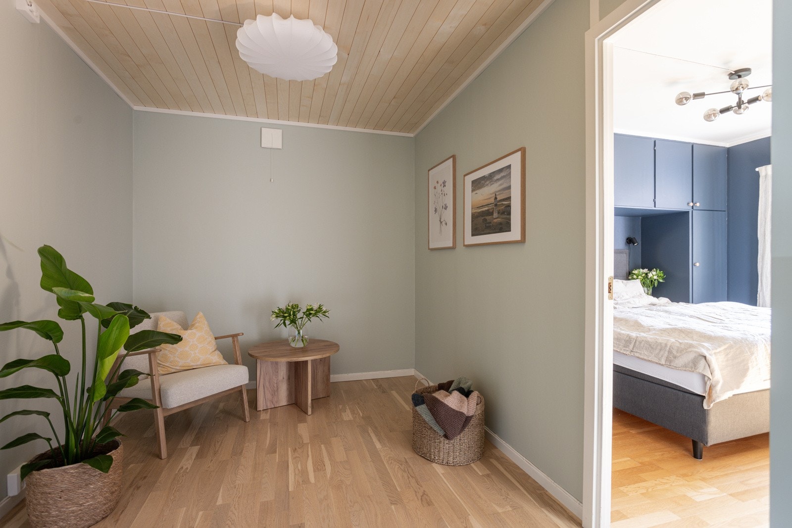 Mellomstuen har en praktisk plassering mellom de to soverommene. Galleribilde