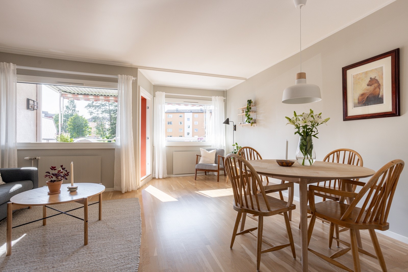 Vi har for salg en romslig 3-roms med barnevennlig og naturskjønne omgivelser I Fuglemyra borettslag. Galleribilde