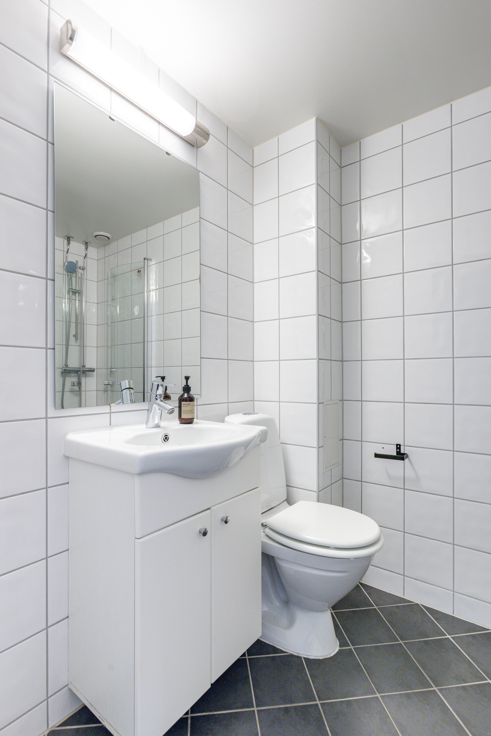 Badet har tidløs innredning og varmekabler på gulvet. Galleribilde