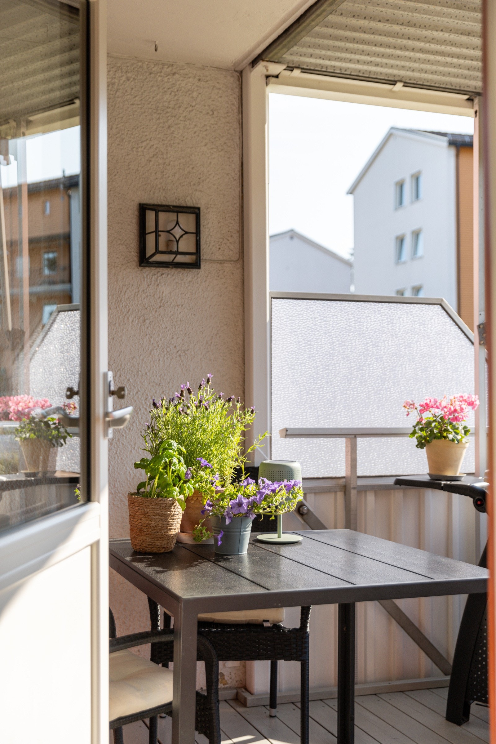 Balkongen vender mot vest og har solen store deler av dagen og helt til den går ned. Overbygget og markisen gjør at man også kan oppholde ser her på grå dager. Galleribilde