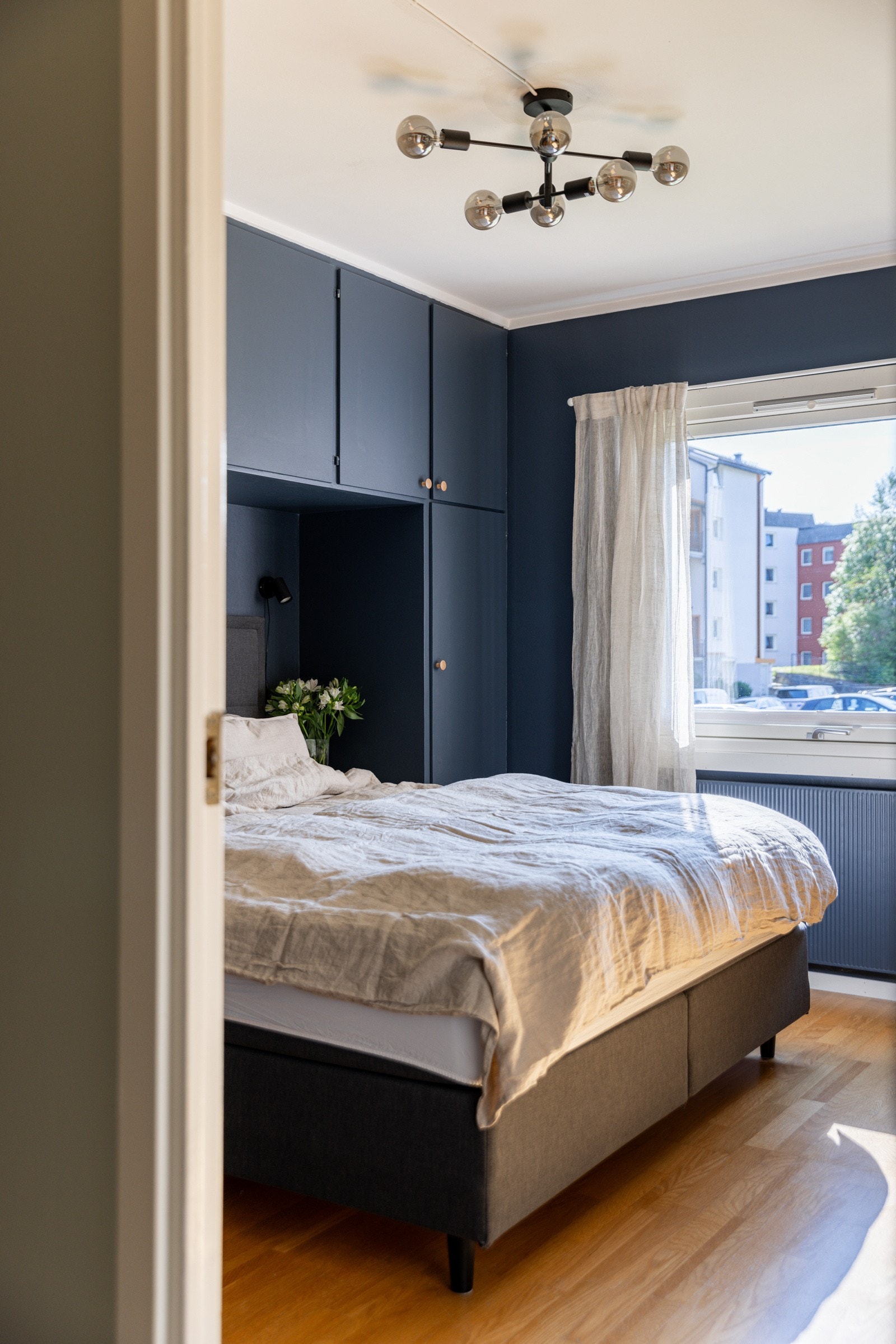 Leiligheten har et stort hovedsoverom som er malt i en dyp og behagelig farge. Galleribilde
