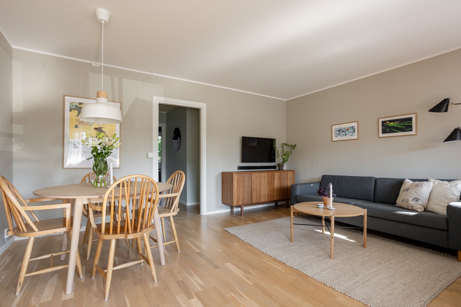 Stuen er romslig og kan enkelt møbleres med både sittegruppe og spiseplass. Galleribilde