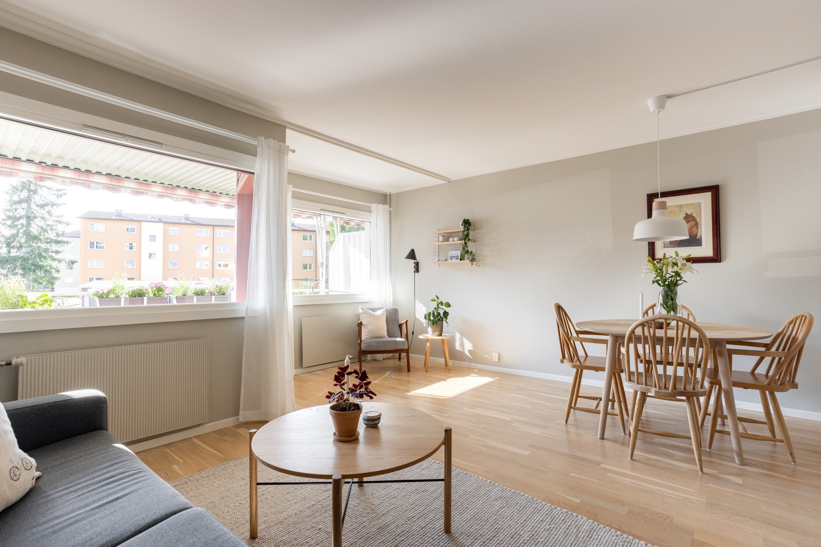Leiligheten ligger i 1. etasje og har en gjennomgående planløsning med vinduer som vender mot hyggelig nabolag, beplantning og lekeplass. Rommene har en god størrelse og enkle å møblere. Galleribilde