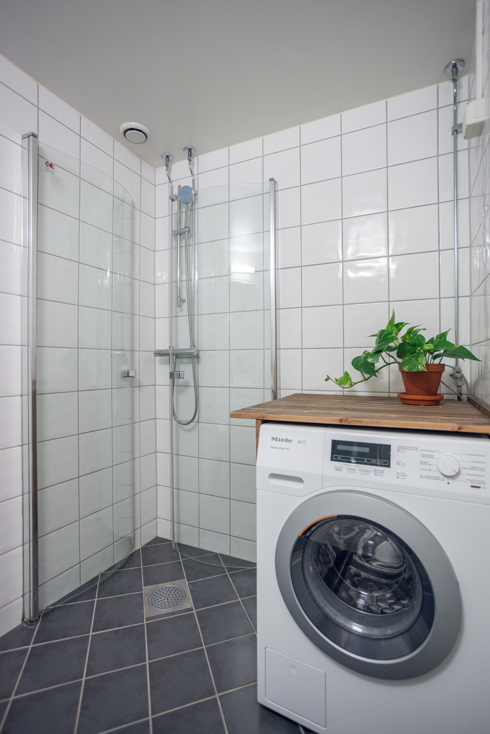 På badet er det opplegg for vaskemaskin/tørketrommel. Galleribilde