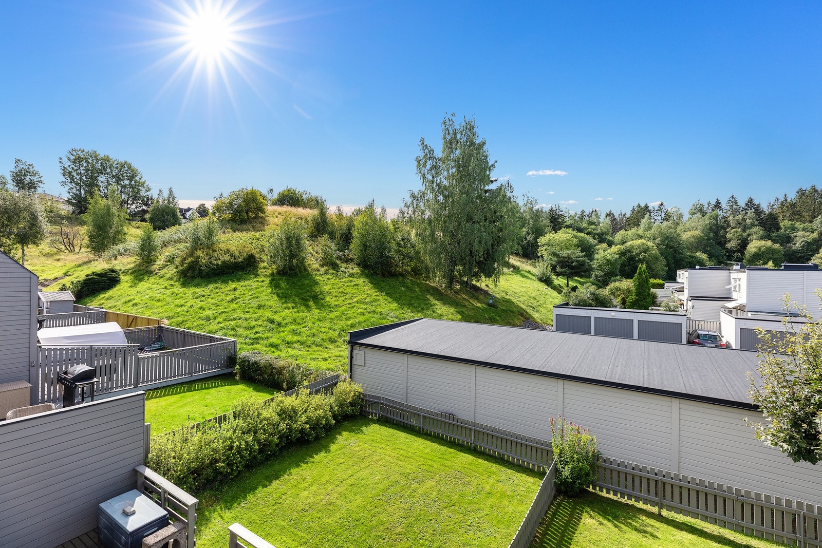 Det er nydelig utsikt over nærområdet fra den solrike terrassen. Galleribilde