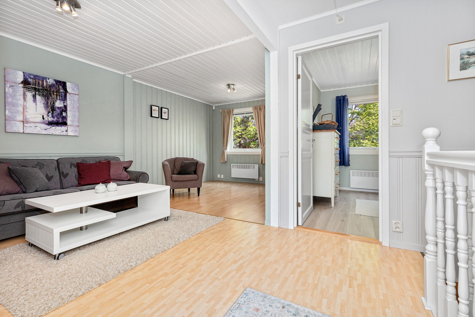 Den romslige stuen i 2. etasje kan benyttes som stue eller deles av som et stort soverom. Galleribilde