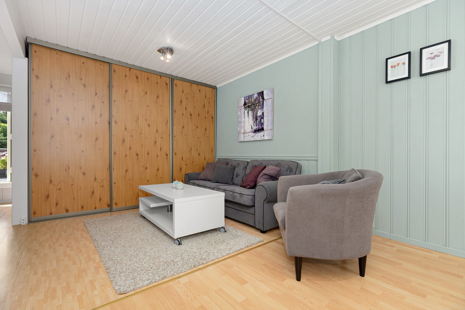 Det er en stor skyvedørsgarderobe med god oppbevaringsplas. Galleribilde