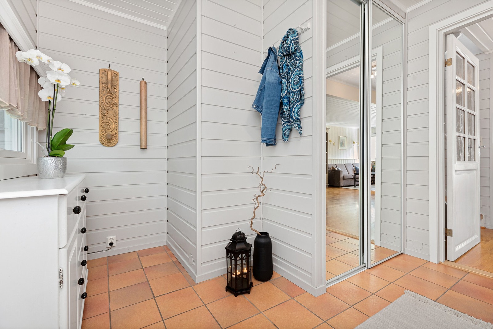 Det er god plass i entrèen til yttertøy og sko. Galleribilde