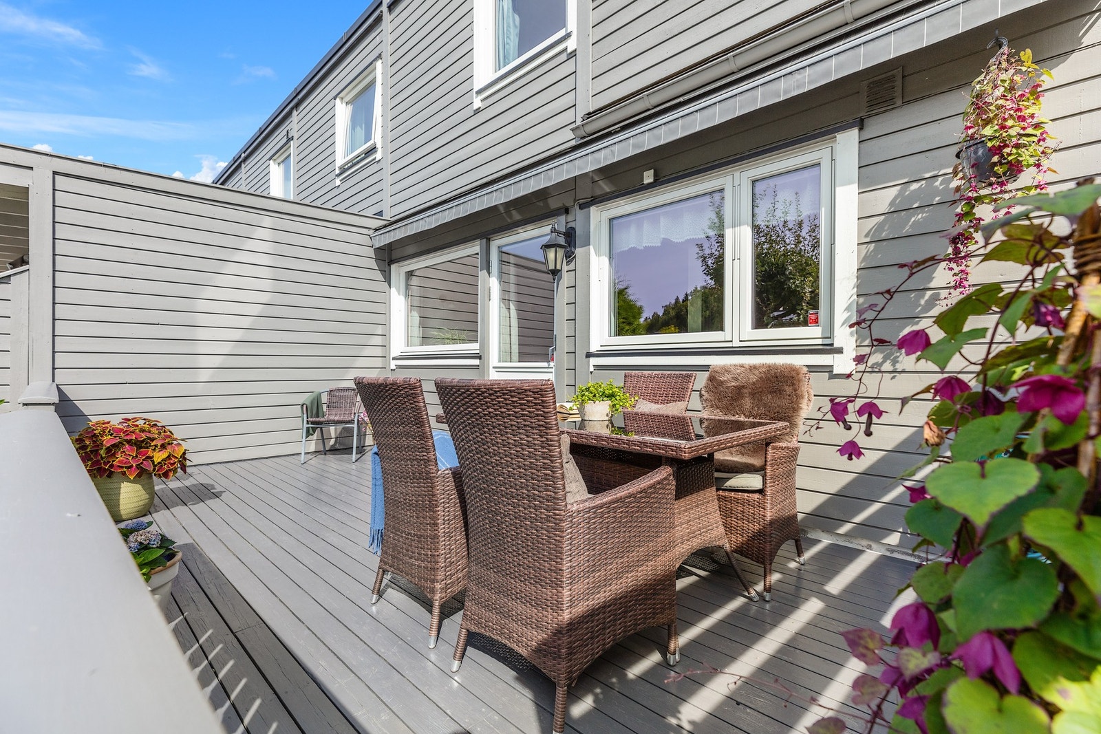 Stor terrasse som er vestvendt og usjenert. Galleribilde