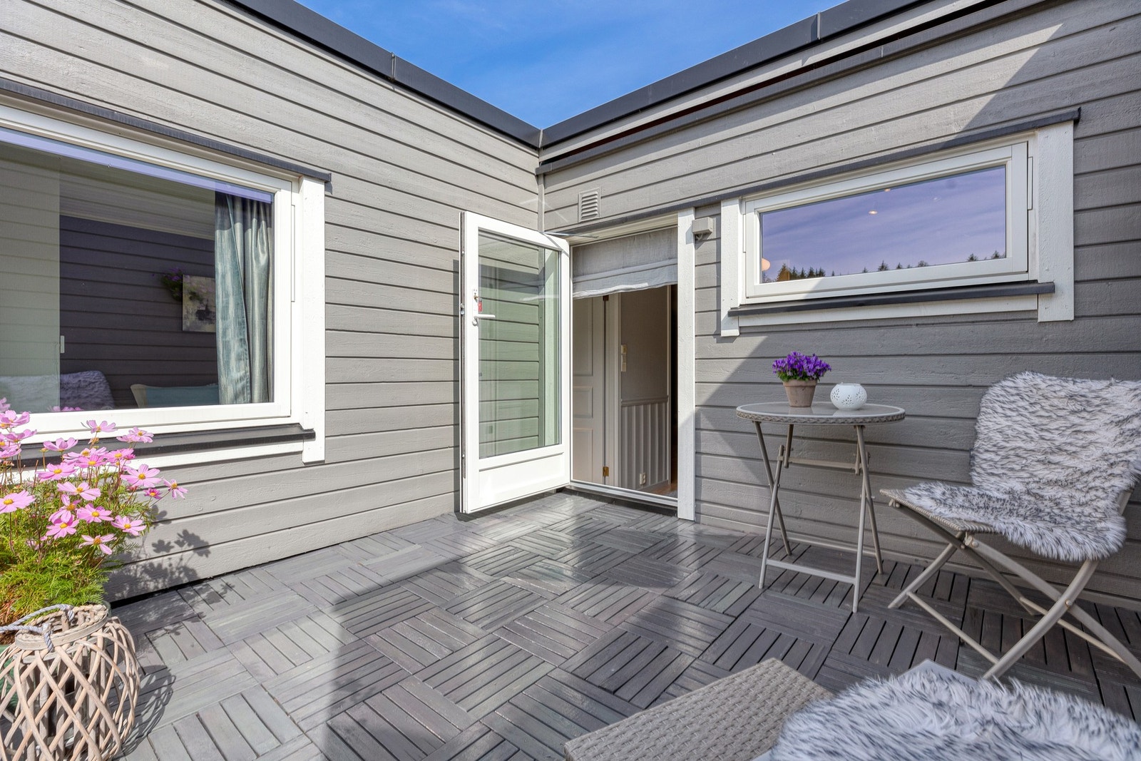 Stor og solrik terrasse i 2. etasje med flott utsikt over nærområdet. Galleribilde