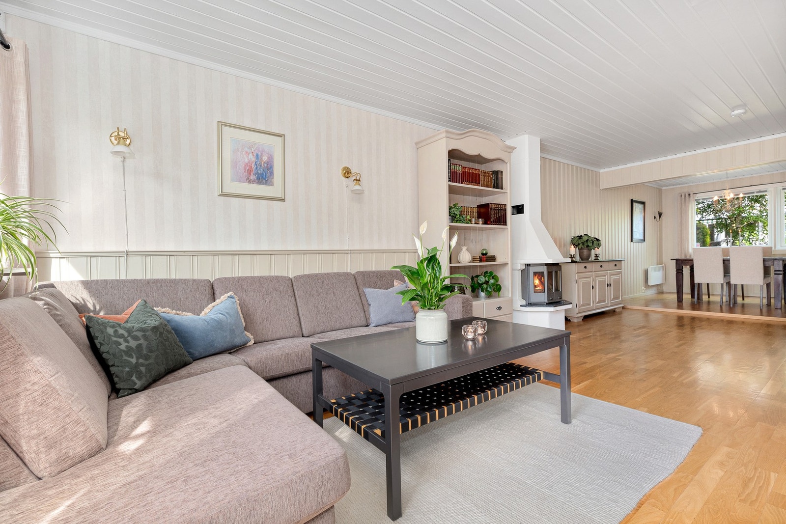 Romslig og lys stue med utgang til balkong. Galleribilde
