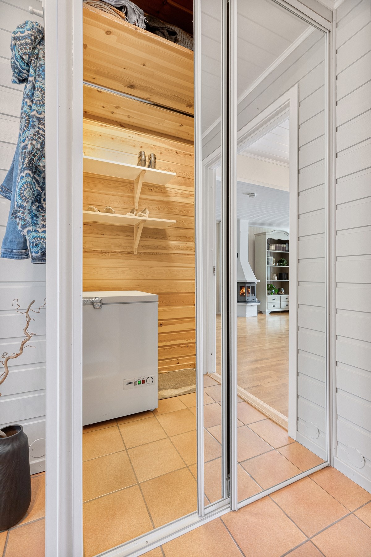 Skyvedørsgarderobe i entrèen med god oppbevaringsplass. Galleribilde