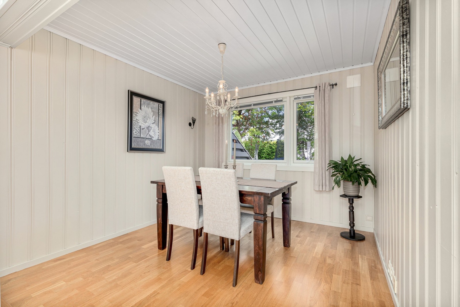 Ved behov er det mulig å dele av spisestuen med en lettvegg for å lage et ekstra soverom eller hjemmekontor. Galleribilde