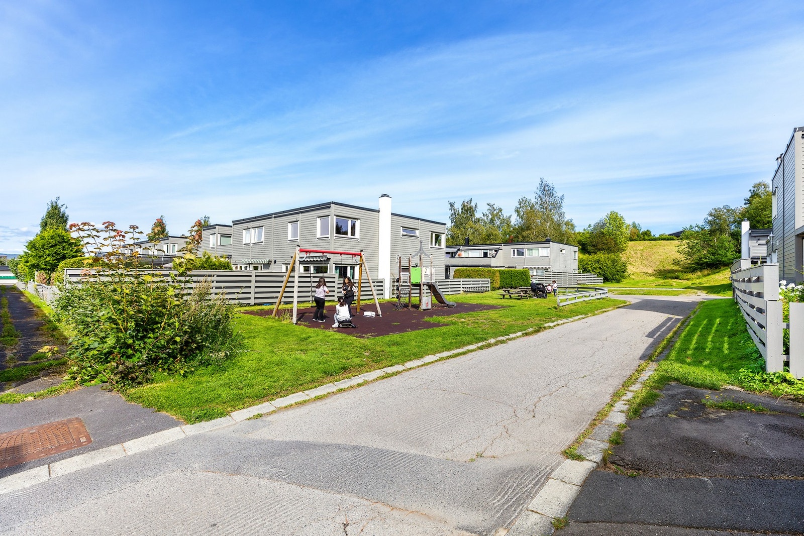 Hyggelige og barnevennlige fellesområder med internveier, lekeplasser og beplantning. Galleribilde