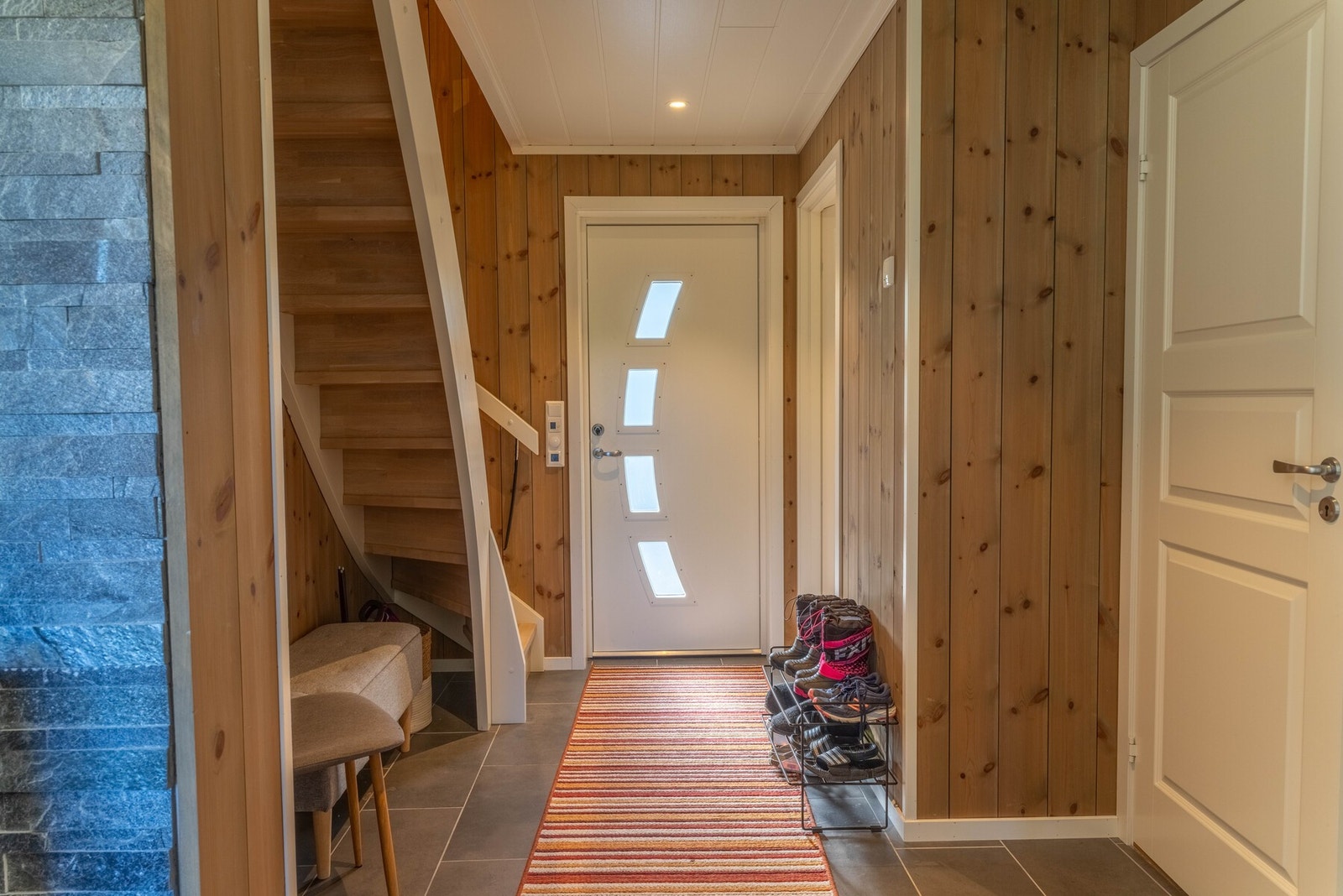 Vel innenfor døren blir du møtt av et vindfang med flislagt gulv med gulvvarme Galleribilde