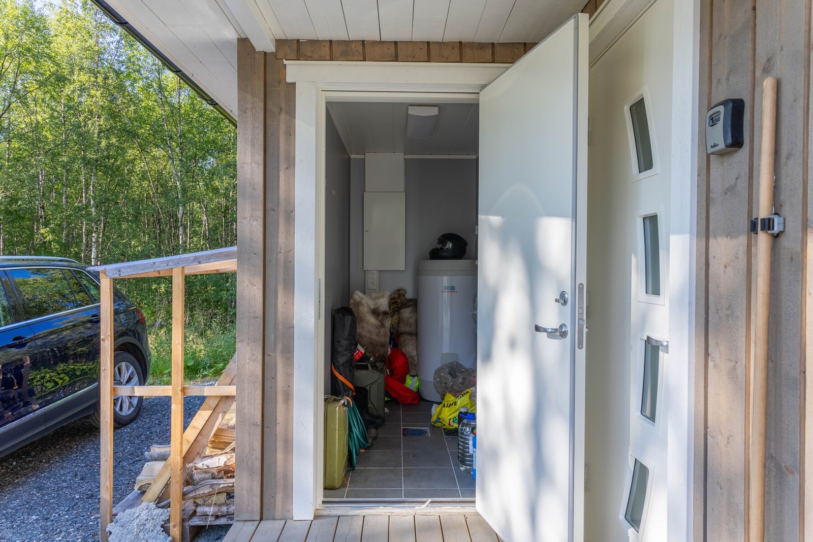 Ved inngangspartiet er det en bod/teknisk rom med flislagt gulv Galleribilde