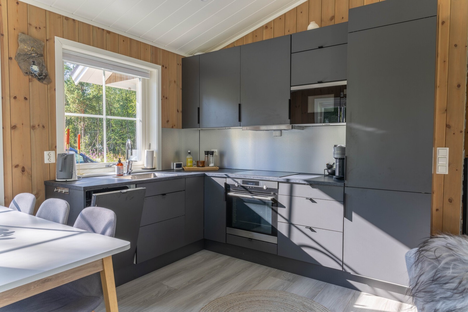 På kjøkkenet har du godt med skap- og bankeplass samt integrerte hvitevarer. Foto: EFKT. Galleribilde