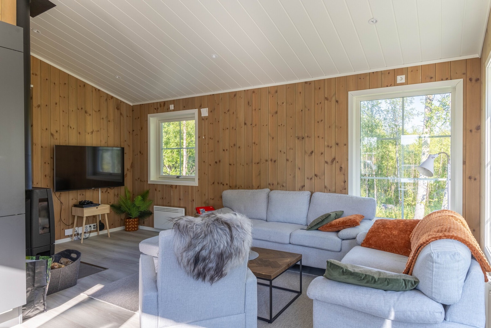 Det er god plass for sofaløsning og i himling er det downlights Galleribilde