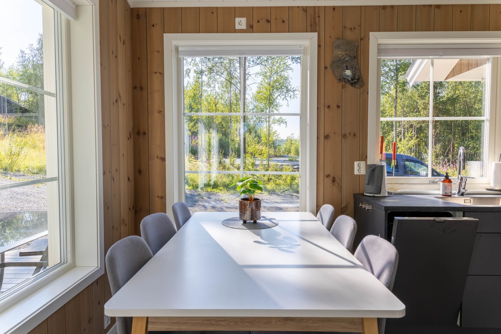 Også fra spiseplassen får du naturen inn i hytta Galleribilde