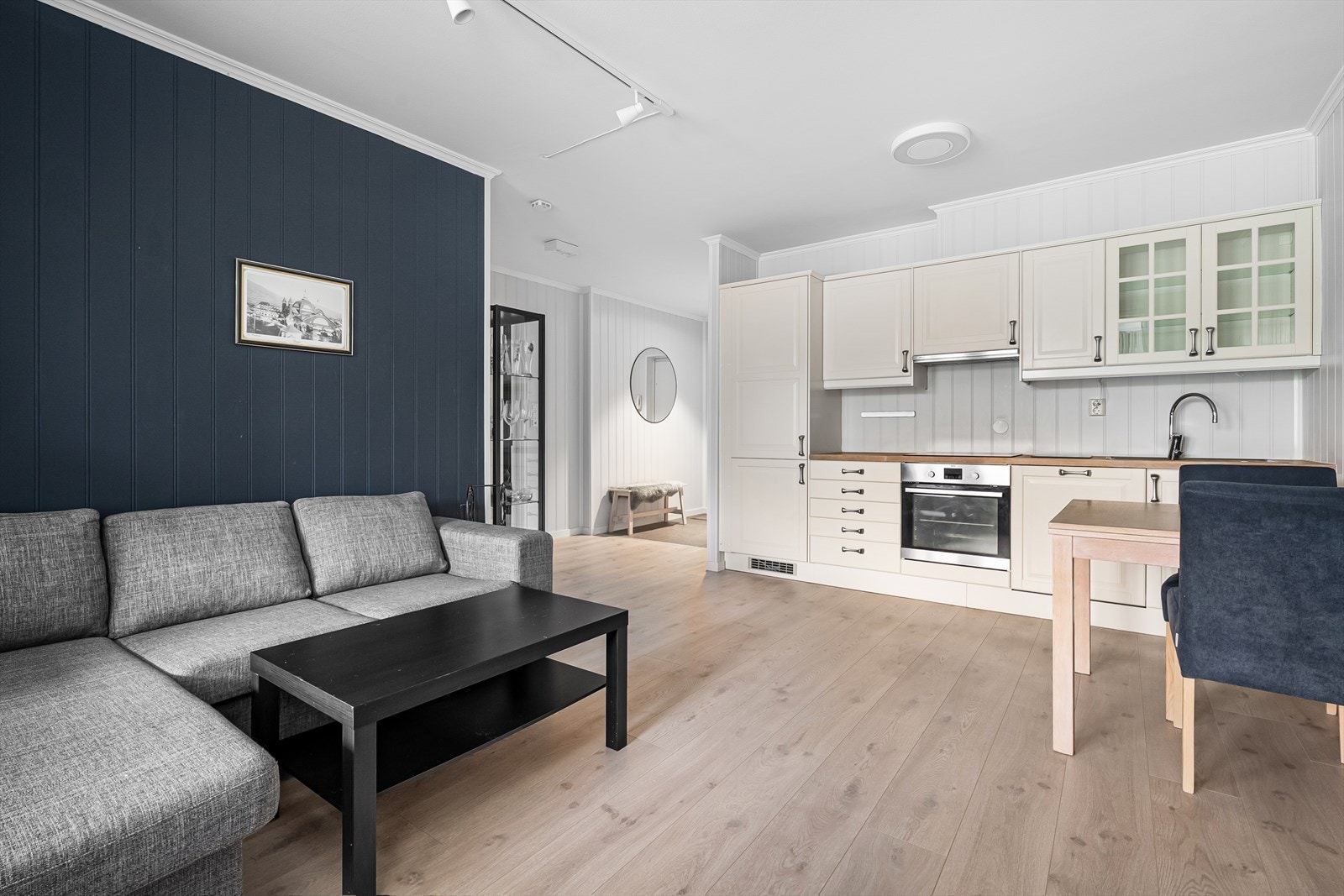 Det er gjennomgående 1-stavs lyst laminatgulv i leiligheten. Kjøkkenet er levert av Ikea. Galleribilde