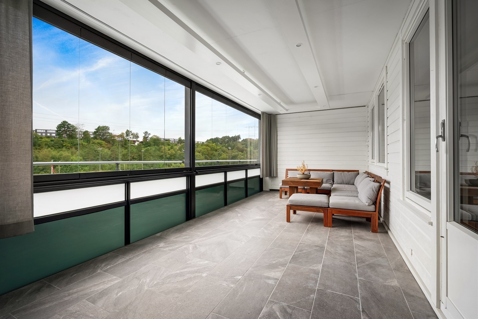 Balkongen er vestvendt med de beste solforholdene! Glassene kan enkelt skyves til side på varmere dager. Galleribilde