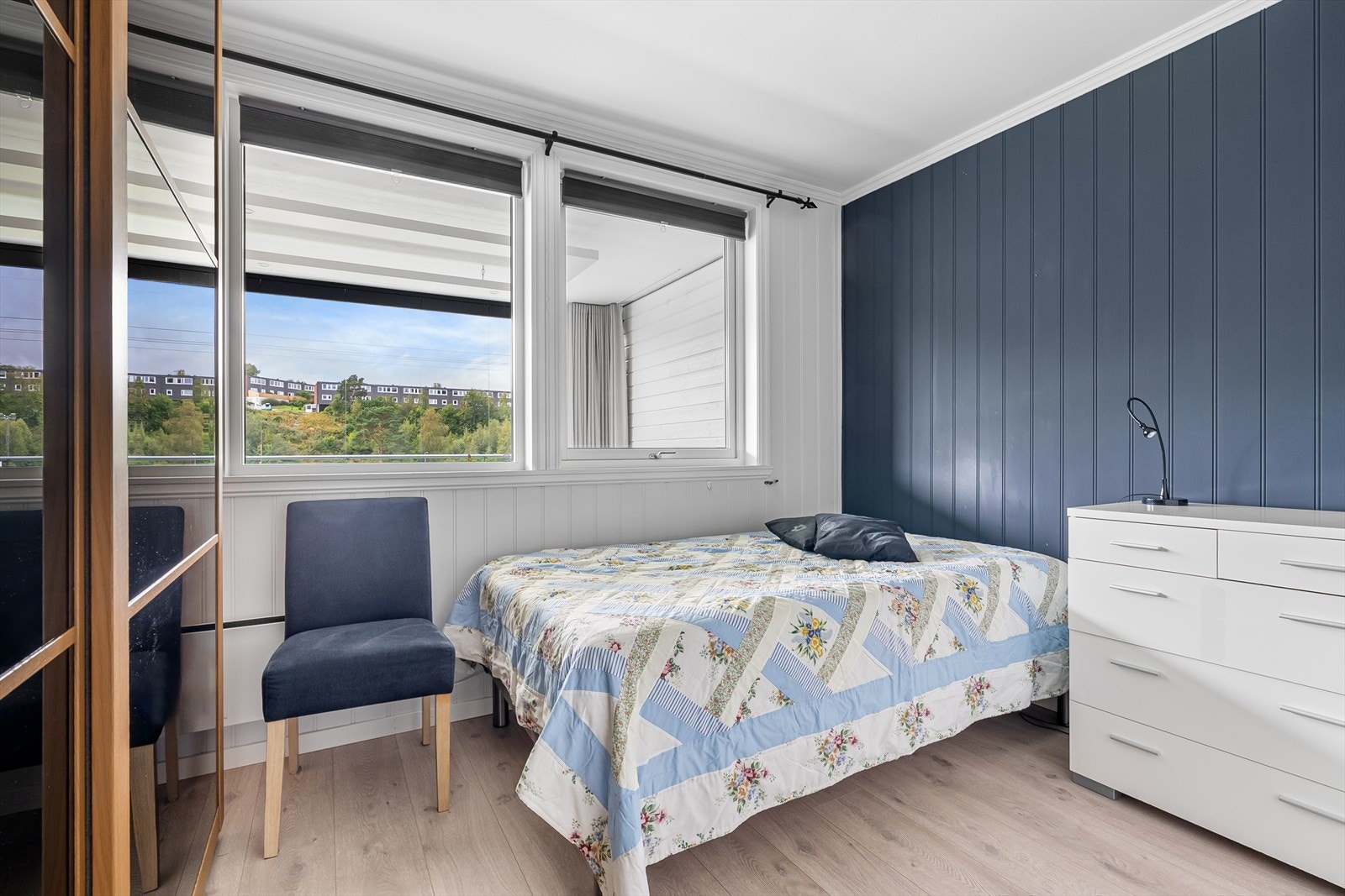 Soverommet er lyst og fint med stort garderobeskap og to vinduer som gir rikelig med lysinnslipp. Galleribilde