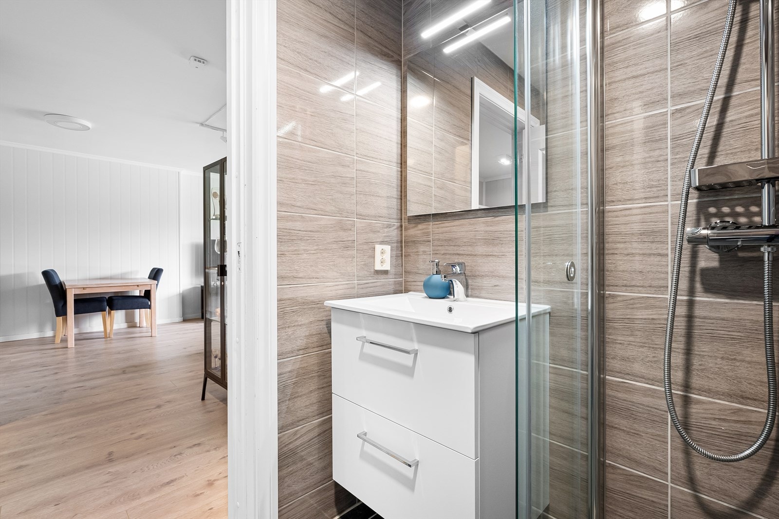 Badet er helfliset med varmekabler i gulvet og nytt fra 2019. Galleribilde